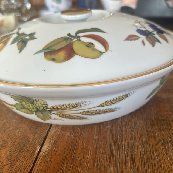 Royal Worcester Eversham hot and cold / bake and serve covered dish. - Picture 4 of 7